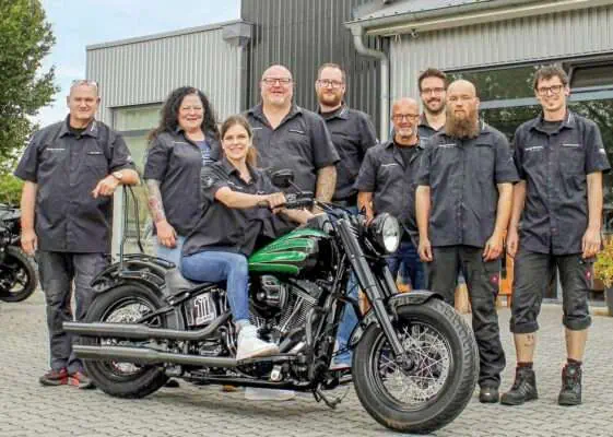 Jens Pott (links) und sein Team von House Of Thunder, Harley-Davidson Lübeck