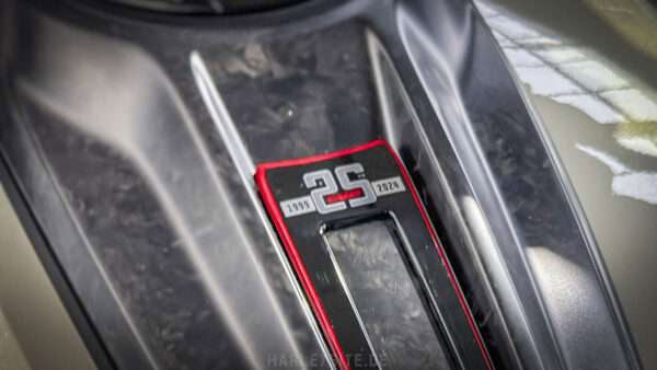 Das 25th CVO Anniversary Emblem in Carbon eingebettet