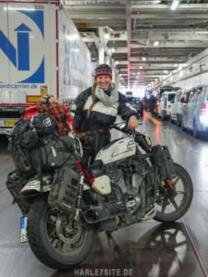 Ann-Kathrin und Clonky, ihre Harley-Davidson Nightster