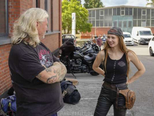 Affe auf Bike Harley Factory Frankfurt