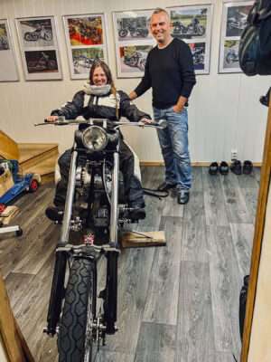Atle ist ein richtiger norwegischer Old School Biker und hat seinen Chopper im Haus stehen.