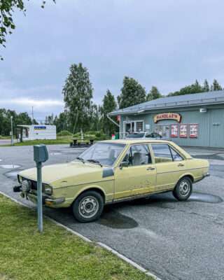 Dieser alte Audi 80 stand in Adak, in dem kleinen Ort fahren noch mehr Autos aus den 70/80er Jahren.