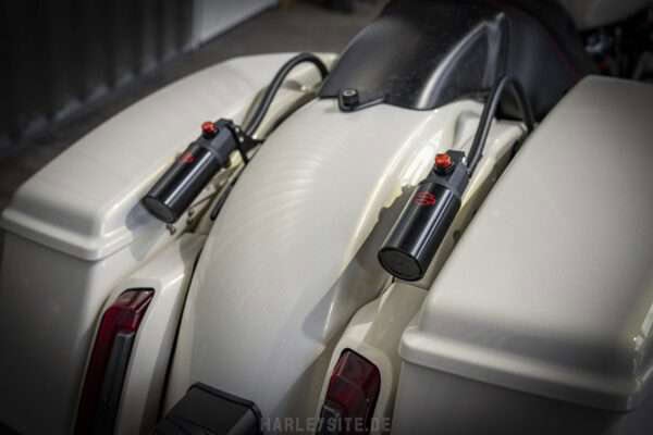 Die aussenliegenden Ausgleichsbehälter vom Showa Fahrwerk, an denen die Federung jeweils justiert werden kann.