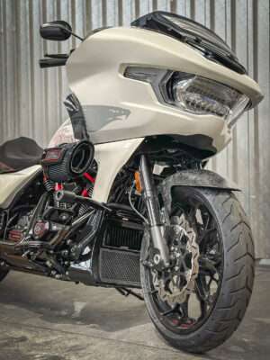 Die CVO Road Glide ST in Golden White Pearl