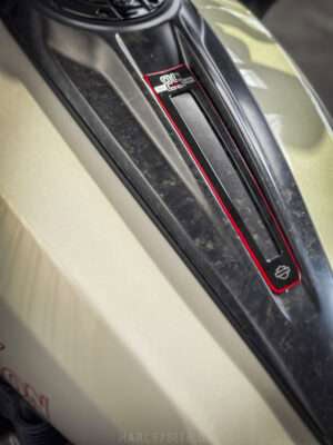 Das CVO ST Dashcover ist aus Carbon