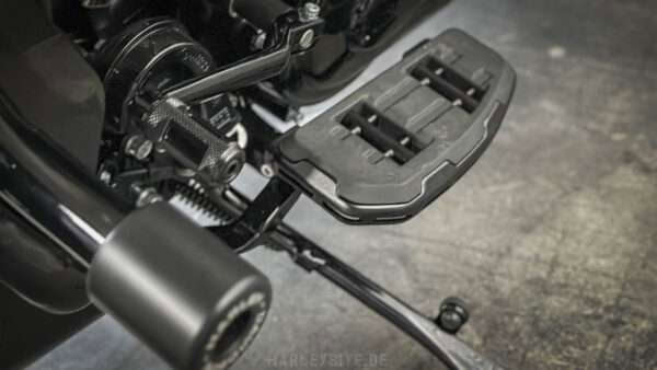 Neben den sportlichen Sturzstutzen, hat die CVO ST kurze Trittbretter.