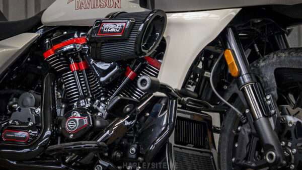 Die sportliche Seitenansicht der CVO ST 2024