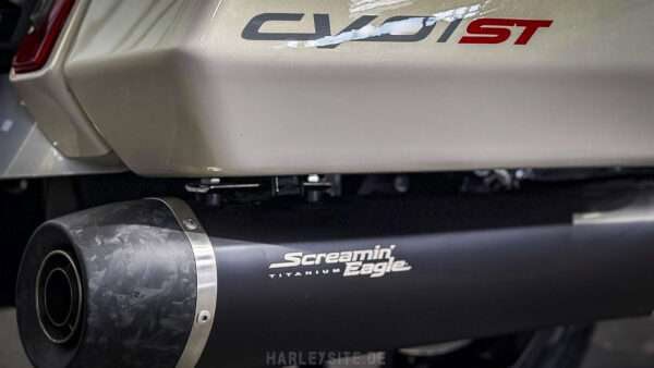 Screamin Eagle Auspuff mit Titan Endkappen an der CVO ST