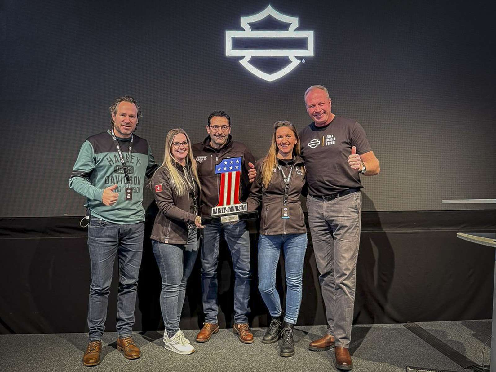 Die grösste Auszeichnung des Abends – Händler des Jahres in der Schweiz – ging an Harley-Davidson Aargau. Iwan Steiner, Barbara Spycher, Pit Volgger, Sophie Volgger, Kolja Rebstock