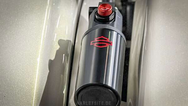 Die nach aussen gelegten Behälter vom Fahrwerk gehören zum justierbaren Fahrwerk.