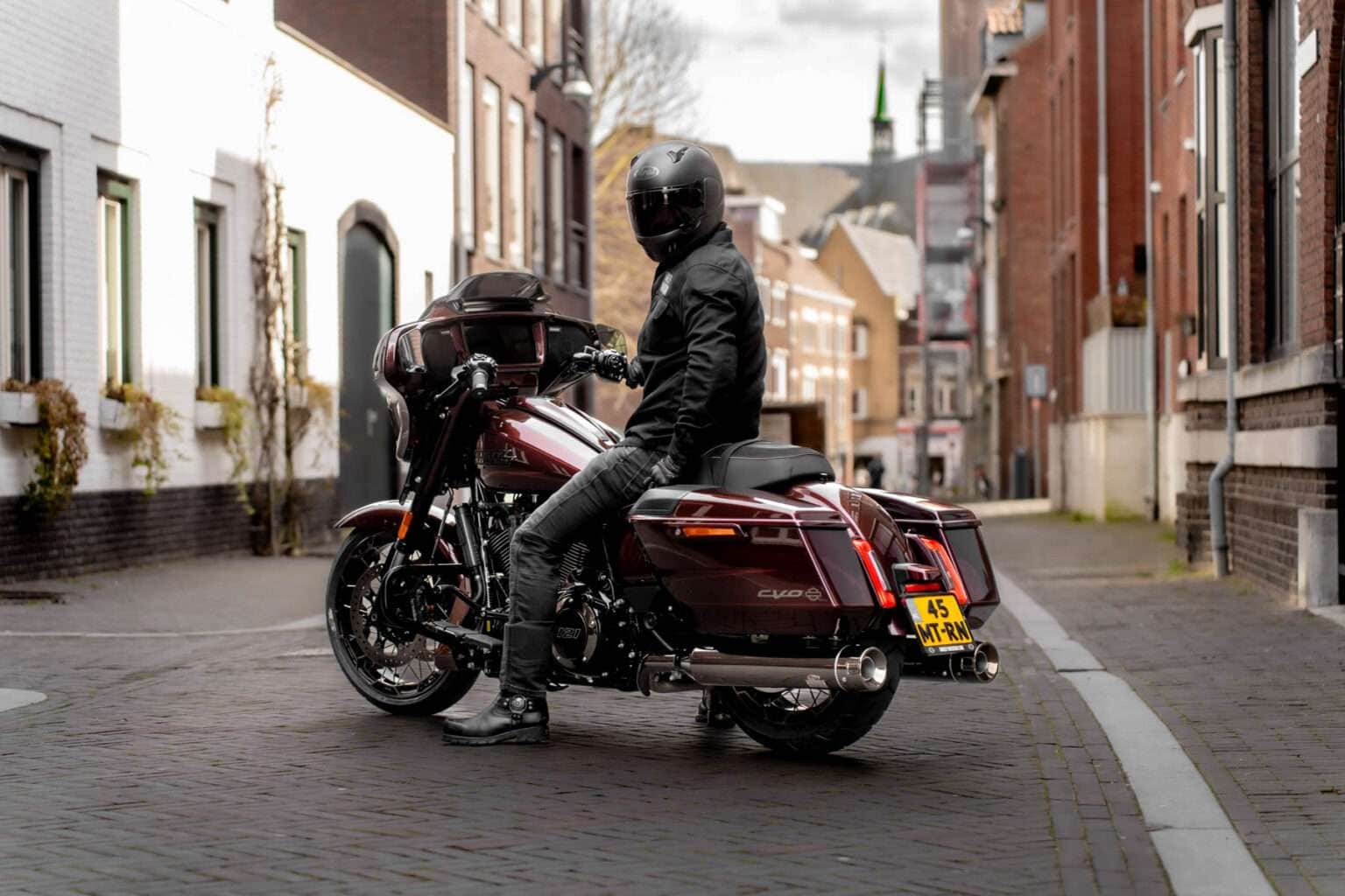 CVO 121 Harley-Davidson mit Jekill and Hyde Klappenauspuffanlage