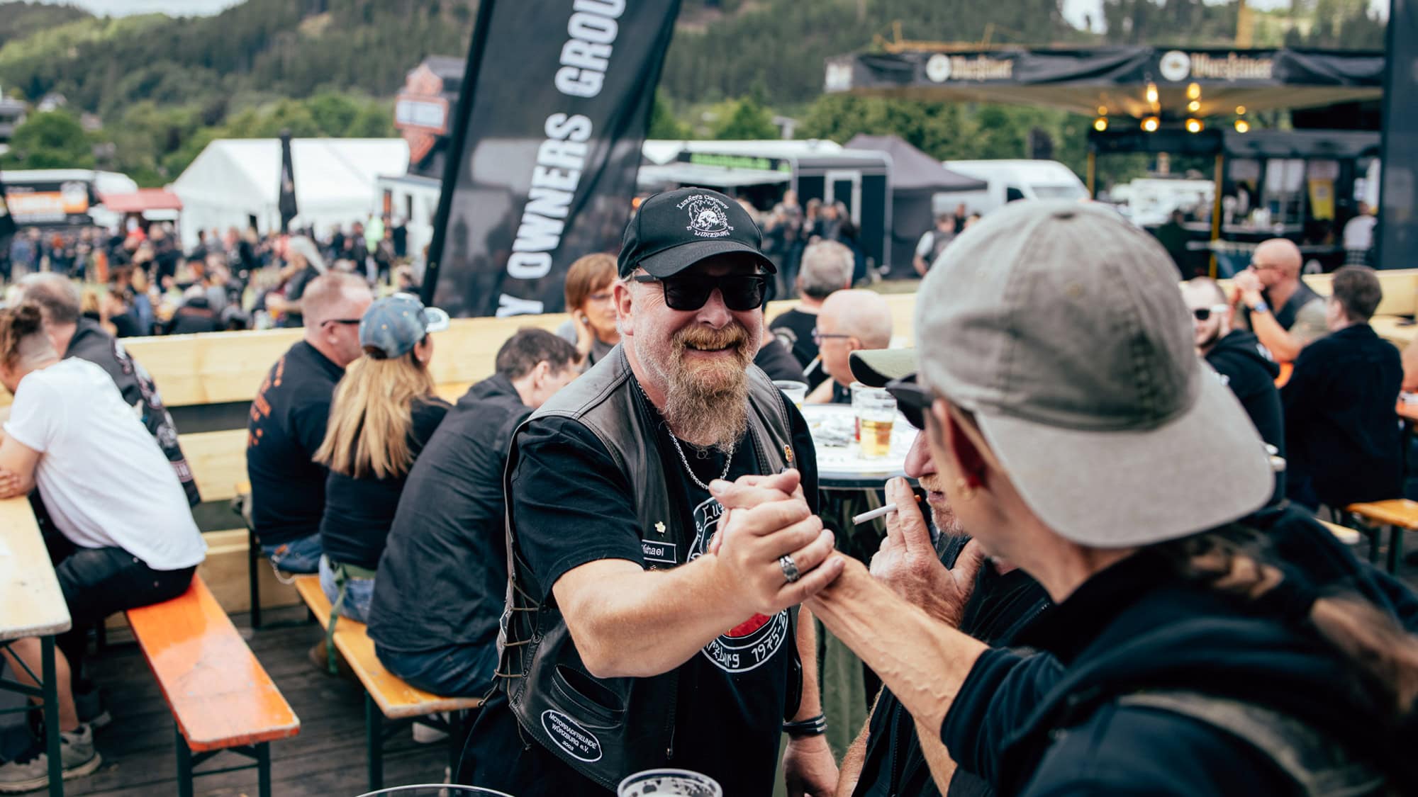 Zwei Bike geben sich auf den Bike Days Willingen die Hand.