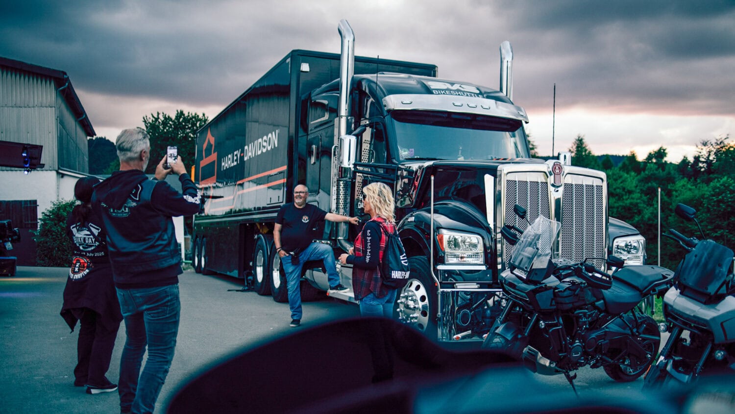 Eventbesucher machen ein Foto vor dem Harley-Davidson US-Truck in Willingen.