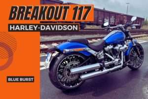 une moto garée sur une route