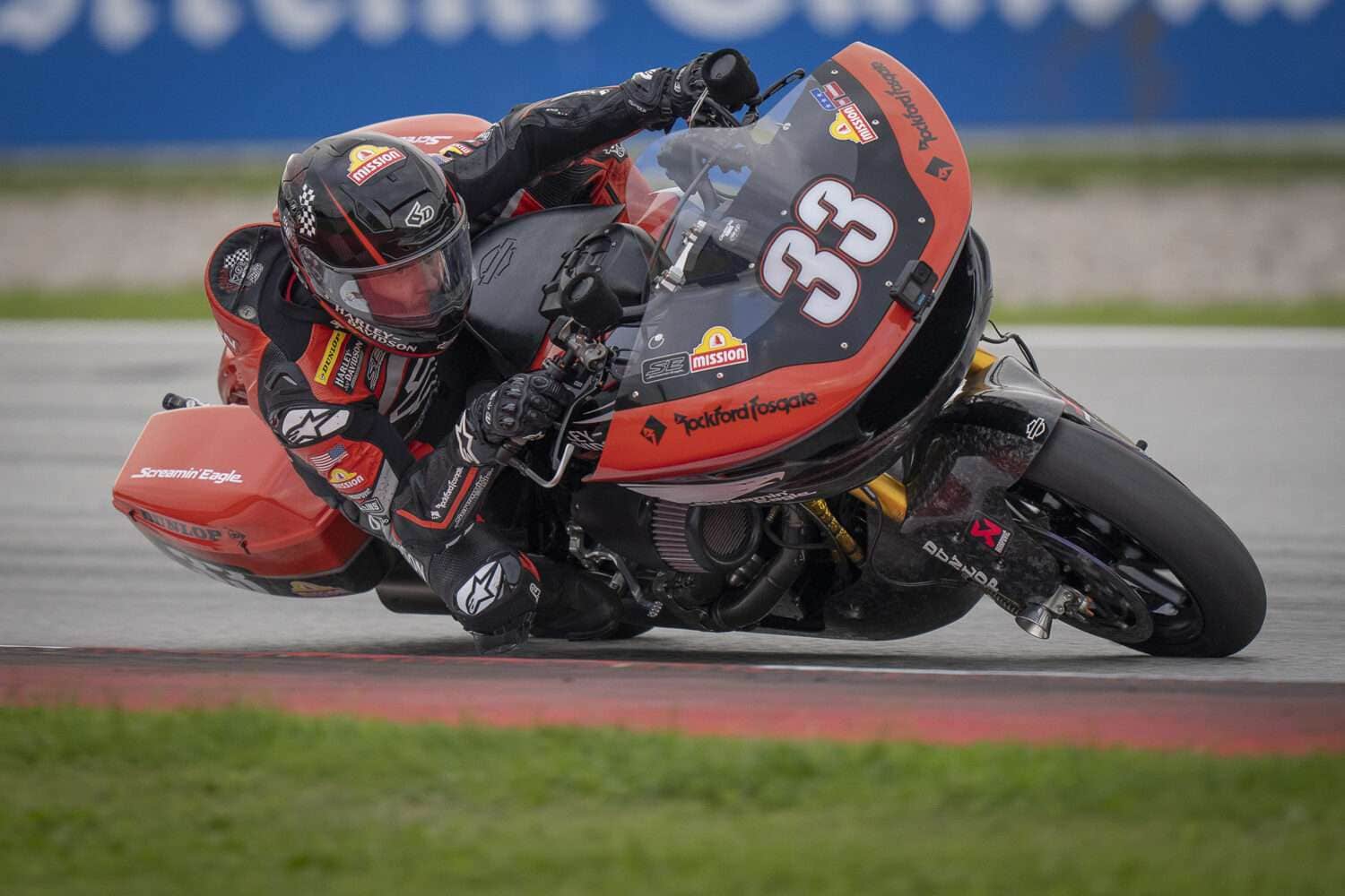 FRANKFURT (21.11.2024) – Mit Testläufen auf der Rennstrecke stellte das Harley-Davidson Factory Race Team am 18. November eindrucksvoll unter Beweis, wozu 2024er Road Glide Rennmaschinen imstande sind. Der Race-Test kam in Kooperation mit dem MotoGP Promoter Dorna Sports und dem MotoGP auf dem Circuit de Barcelona-Catalunya in Montmeló nördlich von Barcelona im spanischen Katalonien zustande. Der MotoGP gilt als Königsklasse der Motorradstraßenrennen, gehört zu den spannendsten Motorsportmeisterschaften der Welt und wird auf Race Tracks ausgetragen, die von der Fédération Internationale de Motocyclisme (FIM) legitimert sind. Aufgrund der schweren Unwetterkatastrophe in der Region Valencia wurde das Saisonfinale nach Barcelona verlegt. Harley-Davidson spendete eine Road Glide, die zugunsten der MotoGP Fluthilfe versteigert wird.

In Barcelona-Catalunya erlebte man nun erstmals US-amerikanische Factory Racing Road Glides auf einer europäischen Rennstrecke. Kyle Wyman und James Rispoli vom Factory Race Team steuerten die Rennmaschinen über den 4,657 km langen Kurs mit seinen 16 Kurven. Außer ihnen griffen auch die ehemaligen MotoGP und World Superbike Piloten Simon Crafar, John Hopkins, Randy Mamola und Marco Melandri zum Lenker.

 „Der Rennsport ist eine der wichtigsten Säulen der Marke Harley-Davidson und unterstreicht unsere Begeisterung für Performance und Innovation“, erläutert Jochen Zeitz, Chairman, President und CEO von Harley-Davidson. „Durch die Partnerschaft mit Dorna Sports und dem MotoGP wollen wir unsere Rennsportpräsenz weltweit ausbauen und die Leidenschaft unserer Kunden und Fans intensivieren. Dieser MotoGP Test ist ein entscheidender Schritt in der Umsetzung unserer Ambitionen und wir stellen damit unser Engagement für herausragenden Rennsport unter Beweis.“

 „Wir sind Seite an Seite mit unseren Helden gefahren und konnten unseren Job mit Menschen teilen, vor denen wir größte Hochachtung haben“, bekennt Wyman. „Das sind ganz besondere Momente, die ich nie vergessen werde. Mein Dank gilt Dorna Sports, Harley-Davidson und allen, die unermüdlich daran gearbeitet haben, diese Veranstaltung unter den schwierigen Umständen der letzten Zeit zu organisieren.“

„Ein erstaunlicher Tag für Harley-Davidson“, fügt Rispoli hinzu. „Unmittelbar nach dem MotoGP auf dieser Rennstrecke zu sein und dieses Projekt auch noch mit einigen Legenden des Sports zu teilen, war unglaublich. Ihr Feedback nach der Fahrt auf unseren Maschinen war unbezahlbar.“

Trotz der bewölkten und kühlen Wetterbedingungen erreichten Kyle Wyman und James Rispoli auf den schnellen Streckenabschnitten Spitzengeschwindigkeiten von über 275 km/h. Nach den Werksfahrern nahmen Simon Crafar, John Hopkins, Randy Mamola sowie Marco Melandri den Catalunya-Asphalt unter die Räder und zeigten sich beeindruckt von der Power und Performance der H-D Racing Bagger.

- Crafar: „Ich habe diesen Test einfach nur genossen und versucht herauszufinden, wie es am besten läuft. Denn es ist so anders und man muss sich erst damit vertraut machen. Der Motor ist einfach toll und ich liebe seinen Sound. Fantastisch – ich möchte so etwas unbedingt als Straßenmotorrad haben.“

- Hopkins: „Mann, das hat so viel Spaß gemacht, das war so gut! Ich habe ein Feeling dafür bekommen, das Handling ist so gut und das Bike ist so wild.“

- Mamola: „Das Drehmoment ist unglaublich. Das ist der Grund, warum ich Motorräder liebe, seit ich zwölf bin. Es ist ein Motor-Rad, ein verdammtes Rennmotorrad. Alles an dieser Maschine ist schön, alles sitzt an der richtigen Stelle. Sie bremst wirklich gut, das Getriebe ist der Wahnsinn und sie läuft smooth. Ein großartiges Bike.“

- Melandri: „Runde um Runde wurde ich schneller. Nachdem ich die Schräglagen ausgelotet hatte, ging’s mir gut. Das Bike ist gar nicht so schwer und gar nicht so groß, wenn man es erst einmal bewegt. Und der Motor und das Drehmoment sind erstaunlich.“

Die von Mission Foods gesponserte King of The Baggers Rennserie präsentiert auf US-amerikanischen Race Tracks packende Kämpfe zwischen amerikanischen, für Wettbewerbszwecke vorbereiteten V-Twin-Tourern mit Koffern und Verkleidung oder Scheibe. Kyle Wyman gewann sechs der 18 Rennen der abgelaufenen Saison und stand 14-mal auf dem Podium.

Die Road Glide Rennmaschinen des H-D Factory Race Teams verfügen über serienmäßige Rahmen und Motorgehäuse. Der Einsatz von Kohlefaser- und anderen Leichtbaukomponenten reduziert ihr Gewicht auf etwa 281 kg. Für den Vortrieb sorgen modifizierte Screamin’ Eagle Milwaukee-Eight 131 Performance Crate Motoren. Optimierte Fahrwerkskomponenten wie die Screamin’ Eagle/Öhlins Federbeine mit externen Ausgleichsbehältern übernehmen Federung und Dämpfung. Rennkomponenten sind auch im Einlassbereich sowie den Auspuffanlagen verbaut und die Maschinen rollen auf Dunlop Rennreifen.

Harley-Davidson Factory Racing ist Partner von Mission Foods, Rockford Fosgate, Brembo, Öhlins, Akrapovic, Protolabs, SYN3 Schmiermittel und Screamin’ Eagle Performance Parts and Accessories.
