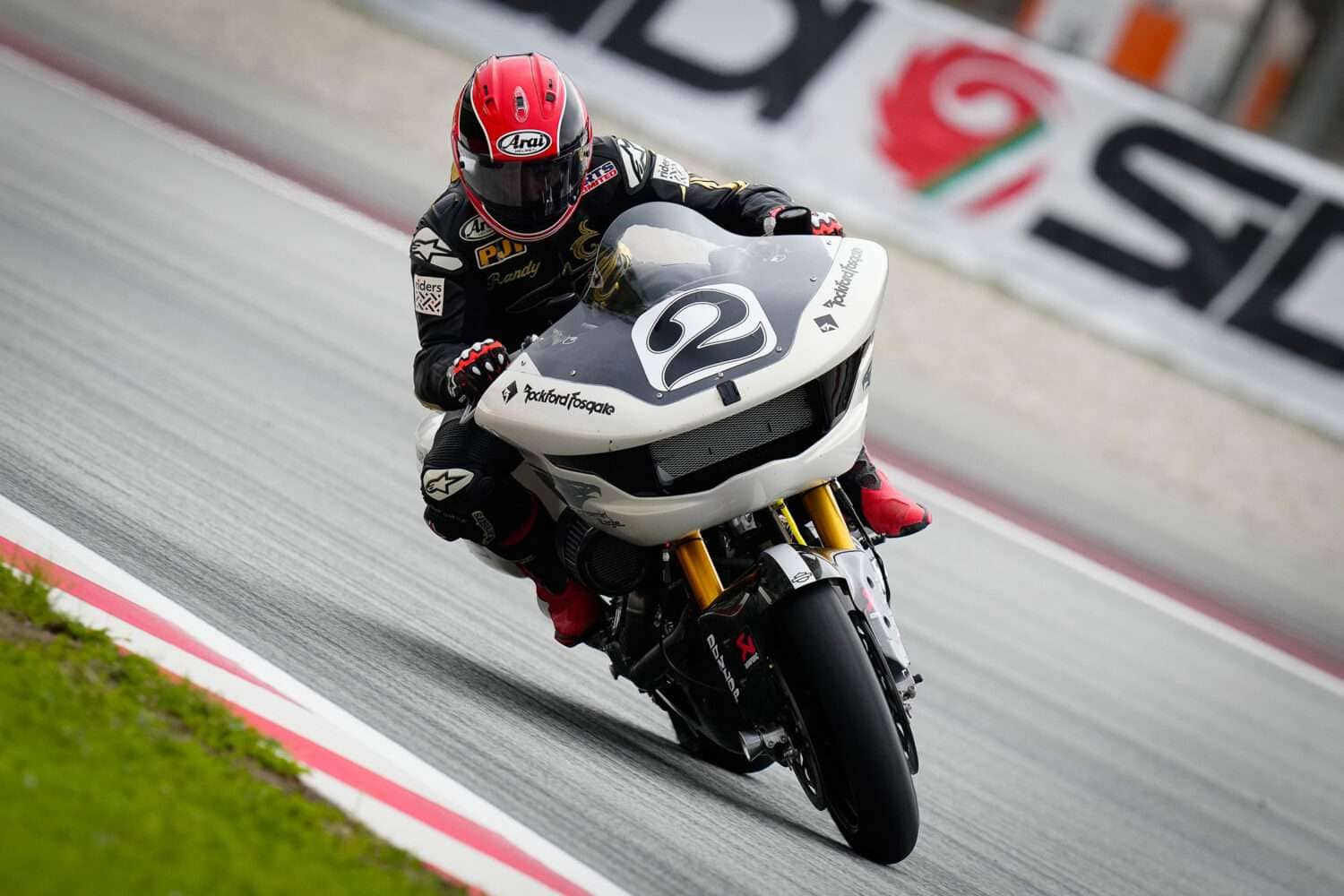 FRANKFURT (21.11.2024) – Mit Testläufen auf der Rennstrecke stellte das Harley-Davidson Factory Race Team am 18. November eindrucksvoll unter Beweis, wozu 2024er Road Glide Rennmaschinen imstande sind. Der Race-Test kam in Kooperation mit dem MotoGP Promoter Dorna Sports und dem MotoGP auf dem Circuit de Barcelona-Catalunya in Montmeló nördlich von Barcelona im spanischen Katalonien zustande. Der MotoGP gilt als Königsklasse der Motorradstraßenrennen, gehört zu den spannendsten Motorsportmeisterschaften der Welt und wird auf Race Tracks ausgetragen, die von der Fédération Internationale de Motocyclisme (FIM) legitimert sind. Aufgrund der schweren Unwetterkatastrophe in der Region Valencia wurde das Saisonfinale nach Barcelona verlegt. Harley-Davidson spendete eine Road Glide, die zugunsten der MotoGP Fluthilfe versteigert wird.

In Barcelona-Catalunya erlebte man nun erstmals US-amerikanische Factory Racing Road Glides auf einer europäischen Rennstrecke. Kyle Wyman und James Rispoli vom Factory Race Team steuerten die Rennmaschinen über den 4,657 km langen Kurs mit seinen 16 Kurven. Außer ihnen griffen auch die ehemaligen MotoGP und World Superbike Piloten Simon Crafar, John Hopkins, Randy Mamola und Marco Melandri zum Lenker.

 „Der Rennsport ist eine der wichtigsten Säulen der Marke Harley-Davidson und unterstreicht unsere Begeisterung für Performance und Innovation“, erläutert Jochen Zeitz, Chairman, President und CEO von Harley-Davidson. „Durch die Partnerschaft mit Dorna Sports und dem MotoGP wollen wir unsere Rennsportpräsenz weltweit ausbauen und die Leidenschaft unserer Kunden und Fans intensivieren. Dieser MotoGP Test ist ein entscheidender Schritt in der Umsetzung unserer Ambitionen und wir stellen damit unser Engagement für herausragenden Rennsport unter Beweis.“

 „Wir sind Seite an Seite mit unseren Helden gefahren und konnten unseren Job mit Menschen teilen, vor denen wir größte Hochachtung haben“, bekennt Wyman. „Das sind ganz besondere Momente, die ich nie vergessen werde. Mein Dank gilt Dorna Sports, Harley-Davidson und allen, die unermüdlich daran gearbeitet haben, diese Veranstaltung unter den schwierigen Umständen der letzten Zeit zu organisieren.“

„Ein erstaunlicher Tag für Harley-Davidson“, fügt Rispoli hinzu. „Unmittelbar nach dem MotoGP auf dieser Rennstrecke zu sein und dieses Projekt auch noch mit einigen Legenden des Sports zu teilen, war unglaublich. Ihr Feedback nach der Fahrt auf unseren Maschinen war unbezahlbar.“

Trotz der bewölkten und kühlen Wetterbedingungen erreichten Kyle Wyman und James Rispoli auf den schnellen Streckenabschnitten Spitzengeschwindigkeiten von über 275 km/h. Nach den Werksfahrern nahmen Simon Crafar, John Hopkins, Randy Mamola sowie Marco Melandri den Catalunya-Asphalt unter die Räder und zeigten sich beeindruckt von der Power und Performance der H-D Racing Bagger.

- Crafar: „Ich habe diesen Test einfach nur genossen und versucht herauszufinden, wie es am besten läuft. Denn es ist so anders und man muss sich erst damit vertraut machen. Der Motor ist einfach toll und ich liebe seinen Sound. Fantastisch – ich möchte so etwas unbedingt als Straßenmotorrad haben.“

- Hopkins: „Mann, das hat so viel Spaß gemacht, das war so gut! Ich habe ein Feeling dafür bekommen, das Handling ist so gut und das Bike ist so wild.“

- Mamola: „Das Drehmoment ist unglaublich. Das ist der Grund, warum ich Motorräder liebe, seit ich zwölf bin. Es ist ein Motor-Rad, ein verdammtes Rennmotorrad. Alles an dieser Maschine ist schön, alles sitzt an der richtigen Stelle. Sie bremst wirklich gut, das Getriebe ist der Wahnsinn und sie läuft smooth. Ein großartiges Bike.“

- Melandri: „Runde um Runde wurde ich schneller. Nachdem ich die Schräglagen ausgelotet hatte, ging’s mir gut. Das Bike ist gar nicht so schwer und gar nicht so groß, wenn man es erst einmal bewegt. Und der Motor und das Drehmoment sind erstaunlich.“

Die von Mission Foods gesponserte King of The Baggers Rennserie präsentiert auf US-amerikanischen Race Tracks packende Kämpfe zwischen amerikanischen, für Wettbewerbszwecke vorbereiteten V-Twin-Tourern mit Koffern und Verkleidung oder Scheibe. Kyle Wyman gewann sechs der 18 Rennen der abgelaufenen Saison und stand 14-mal auf dem Podium.

Die Road Glide Rennmaschinen des H-D Factory Race Teams verfügen über serienmäßige Rahmen und Motorgehäuse. Der Einsatz von Kohlefaser- und anderen Leichtbaukomponenten reduziert ihr Gewicht auf etwa 281 kg. Für den Vortrieb sorgen modifizierte Screamin’ Eagle Milwaukee-Eight 131 Performance Crate Motoren. Optimierte Fahrwerkskomponenten wie die Screamin’ Eagle/Öhlins Federbeine mit externen Ausgleichsbehältern übernehmen Federung und Dämpfung. Rennkomponenten sind auch im Einlassbereich sowie den Auspuffanlagen verbaut und die Maschinen rollen auf Dunlop Rennreifen.

Harley-Davidson Factory Racing ist Partner von Mission Foods, Rockford Fosgate, Brembo, Öhlins, Akrapovic, Protolabs, SYN3 Schmiermittel und Screamin’ Eagle Performance Parts and Accessories.
