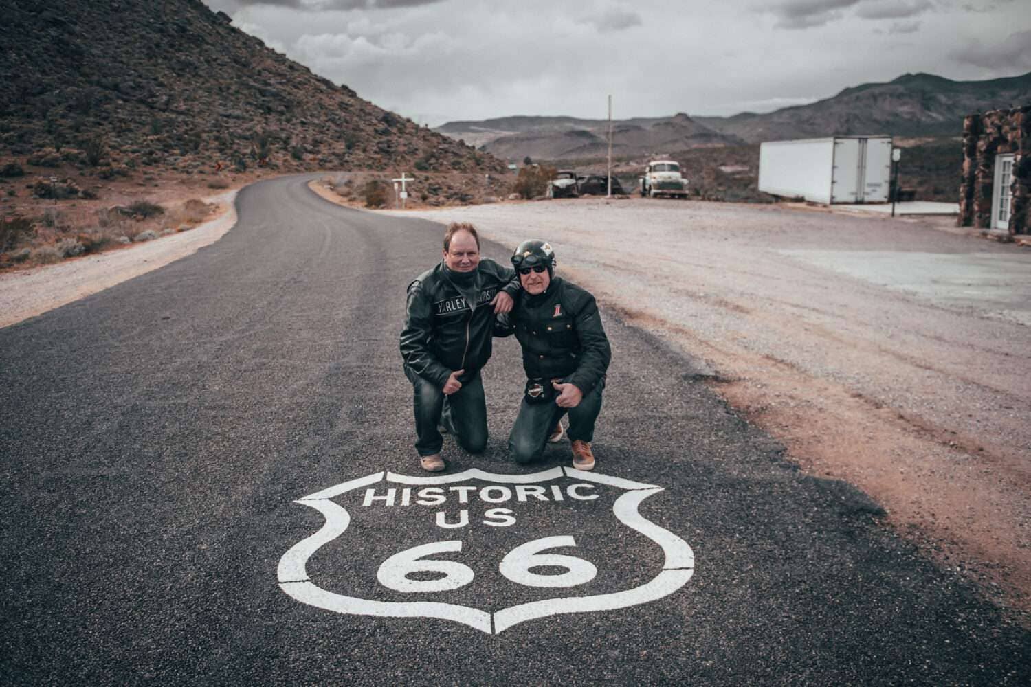 Bei der alten Tankstelle ist das Logo der Hstoric Route 66 zu finden