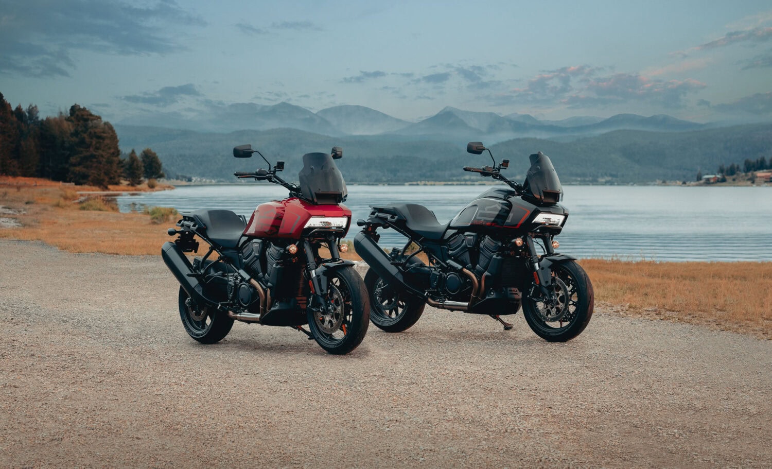 Zwei Pan America 1250 ST Harley-Davidson Modelle