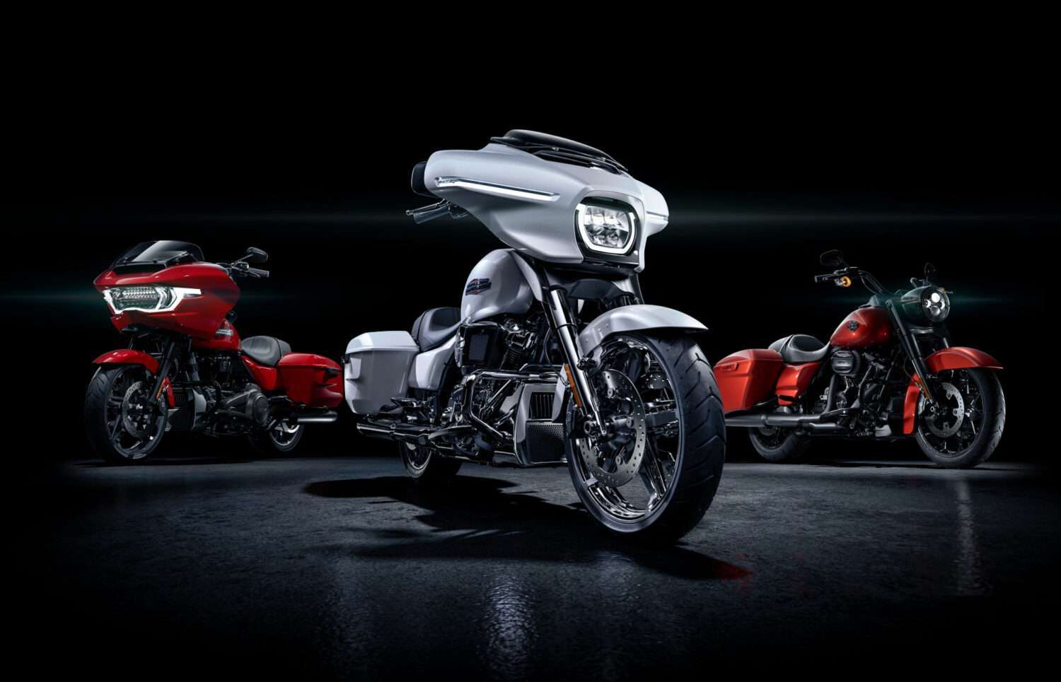 Kommt jetzt eine Low Rider S 2025 – High Output a group of motorcycles parked in a row