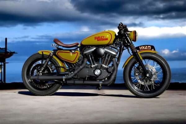 MOTORRAD-Leser wählen METZELER zum „Best Brand“ a motorcycle parked on concrete