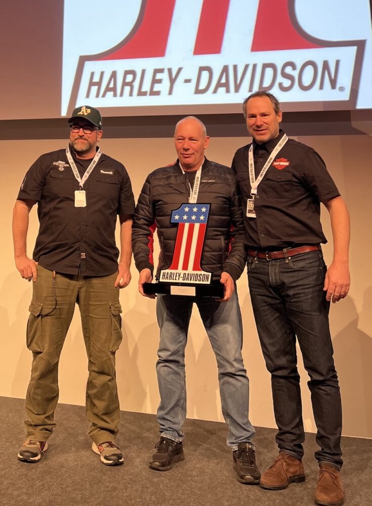 Geschäftsführer und Inhaber von Arni H-D, Solothurn, Hansueli Bachmann (links) und Christian Ulmann (Mitte), sowie Iwan Steiner (rechts), Country Manager DACH, Harley-Davidson Motor Company