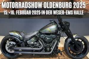 une moto garée dans une pièce