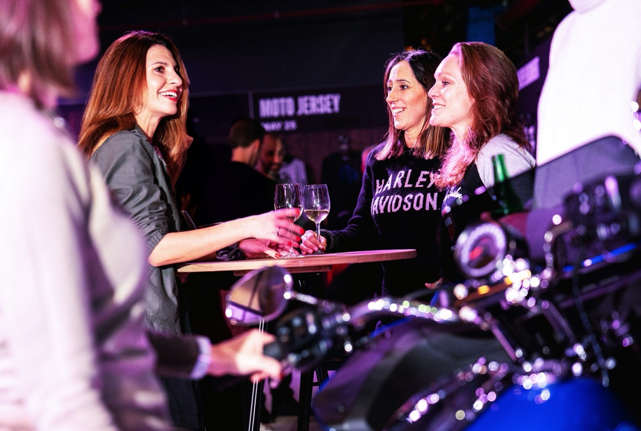 Harley-Modelle und Fashion im Rampenlicht Zwischen coolen Custom-Bikes und exklusiver Harley-Davidson Fashion gibt es jede Menge zu entdecken – Probesitzen ausdrücklich erwünscht!