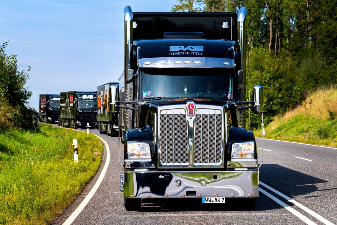 SKS US-Showtruck auf kurviger Landstraße mit BikeShuttle-Aufschrift