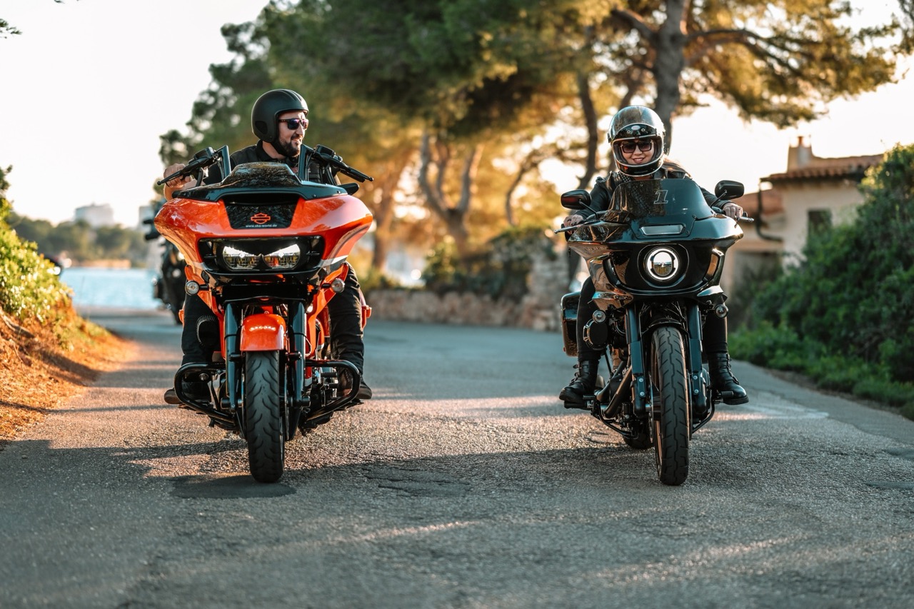 Zwei Harley-Davidson Fahrer auf der Road Glide bei Abendlicht auf Mallorca