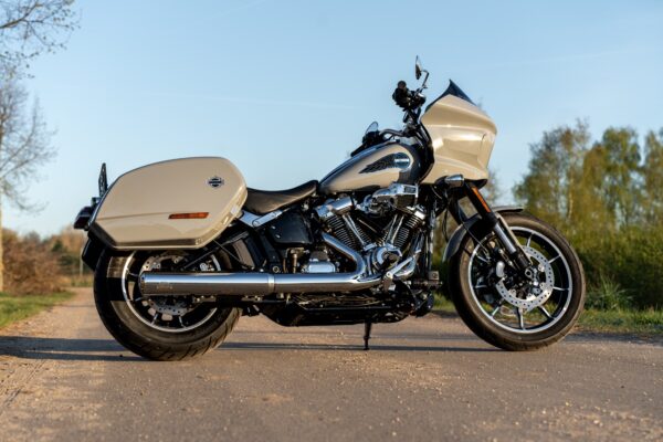 MOTORRAD-Leser wählen METZELER zum „Best Brand“ Harley-Davidson Low Rider ST mit Chromauspuff von Dr. Jekill & Mr. Hyde