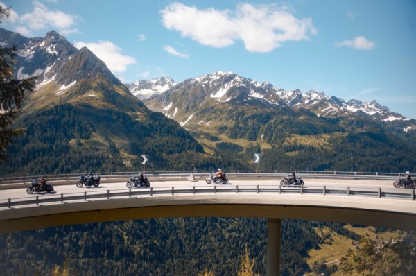 ANDERMATT FREEDOM RIDE: DAS ZENTRUM DES BIKER SPIRIT Ride. Explore. Connect. Von Motorradbegeisterten für Motorradbegeisterte