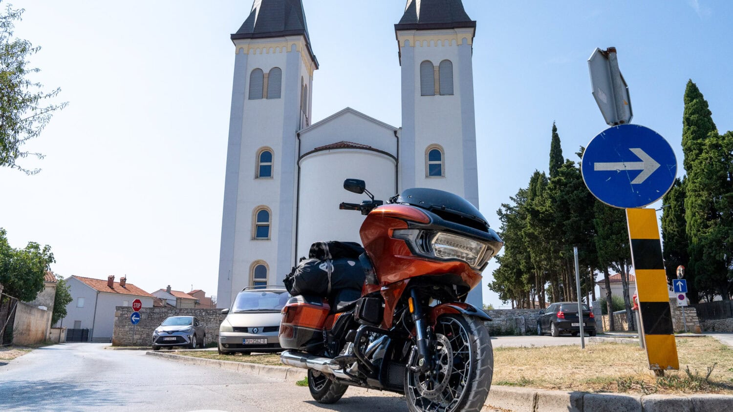Neue Infos zur European H.O.G. Rally 2025 in Medulin Die Kirche mit der Doppelturmfassade in Medulin ist die Pfarrkirche St. Agnes (Crkva sv. Agneze). Sie gilt als Wahrzeichen des Ortes und ist schon von Weitem sichtbar.