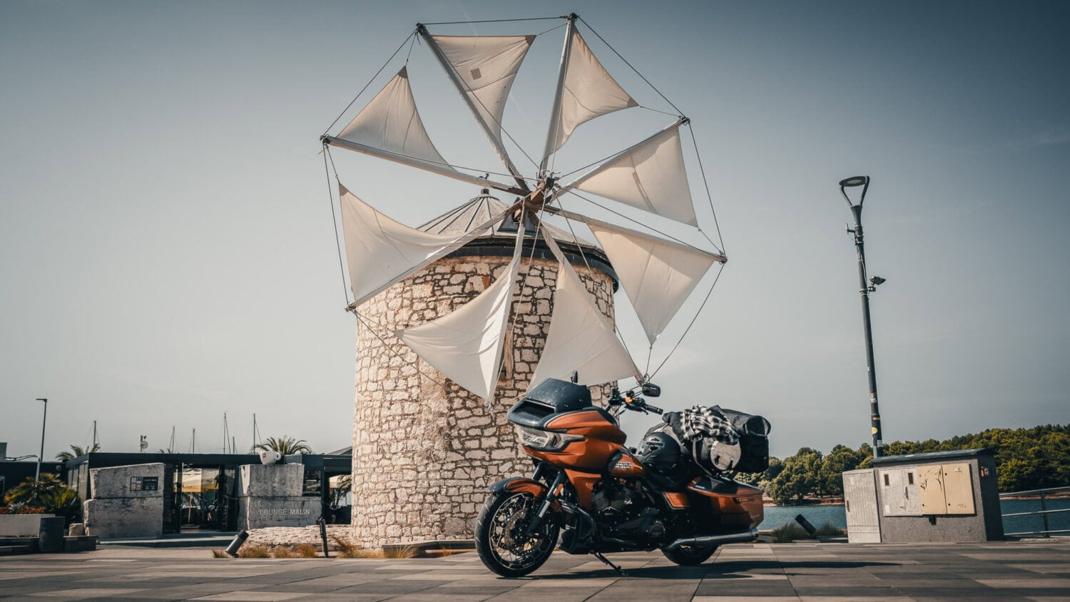 Neue Infos zur European H.O.G. Rally 2025 in Medulin Historische Steinmühle am Hafen von Medulin – einst zur Verarbeitung landwirtschaftlicher Erzeugnisse genutzt, heute ein beliebtes Fotomotiv direkt an der Küste mit Blick auf die Bucht.