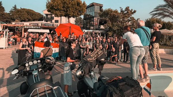 HOG Chapter machen am Marktplatz ein Gruppenfoto