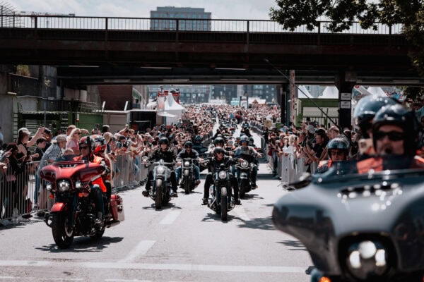NABU sollte sich auf ernsthafte Umweltprobleme konzentrieren a group of people riding motorcycles