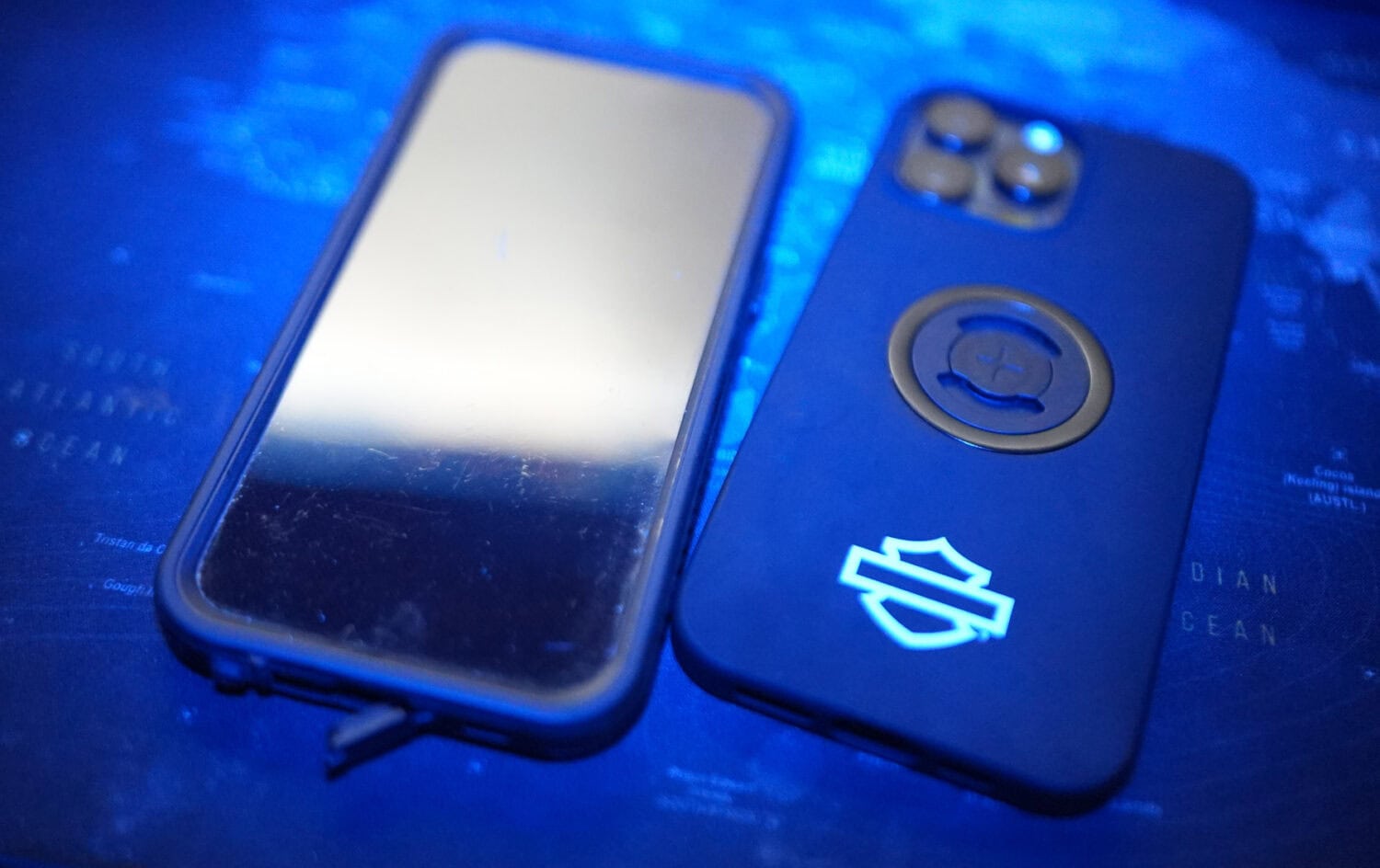 Zwei SP Connect Smartphone-Hüllen nebeneinander – Harley-Davidson Case und Extreme Case mit Display