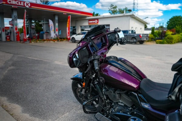 Mit der CVO Street Glide 2025 quer durch Polen Circle K Tankstelle in Tukta an der 527 in Polen
