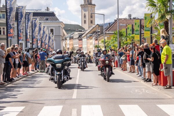 We’re back, Baby! Hamburg Harley Days 2022 Biker-Parade in Villach bei der European Bike Week mit Harley-Davidson Motorrädern und jubelnden Zuschauern