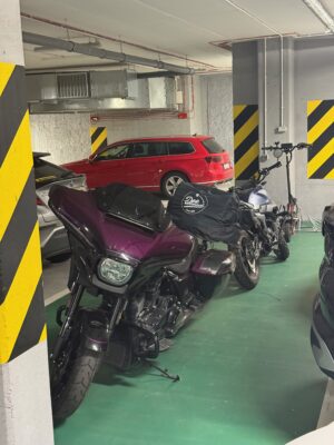 Mit der CVO Street Glide 2025 quer durch Polen Zwei Motorräder in einer Garage