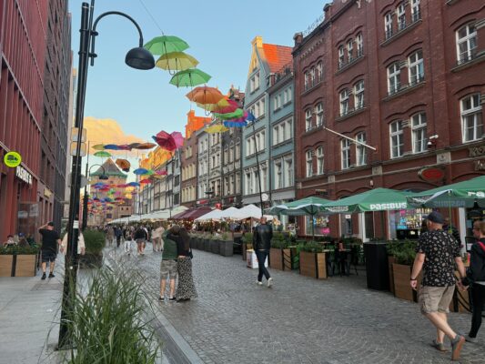 Mit der CVO Street Glide 2025 quer durch Polen Bunte Regenschirme über der Straße
