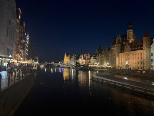 Mit der CVO Street Glide 2025 quer durch Polen Danzig bei Nacht am Wasser