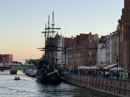 Mit der CVO Street Glide 2025 quer durch Polen Historisches Schiff am Danziger Hafen