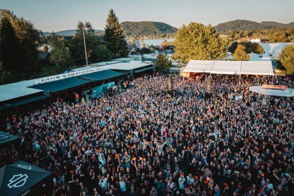 We’re back, Baby! Hamburg Harley Days 2022 Menschenmenge auf dem Harley-Davidson Gelände bei der European Bike Week 2025