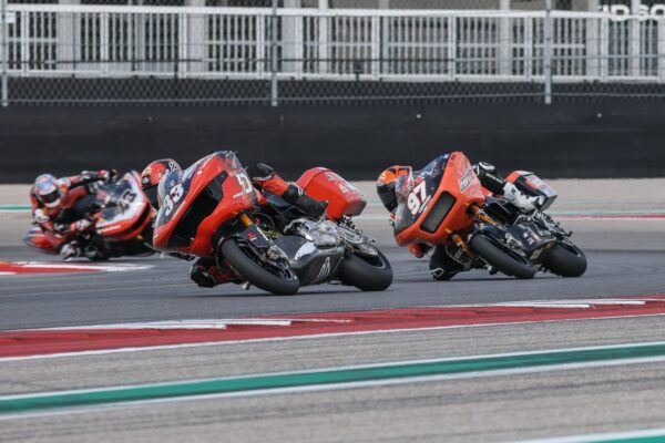 Harley-Davidson Road Glide Rennmaschine mit Kyle Wyman bei King of the Baggers 2025 in Austin