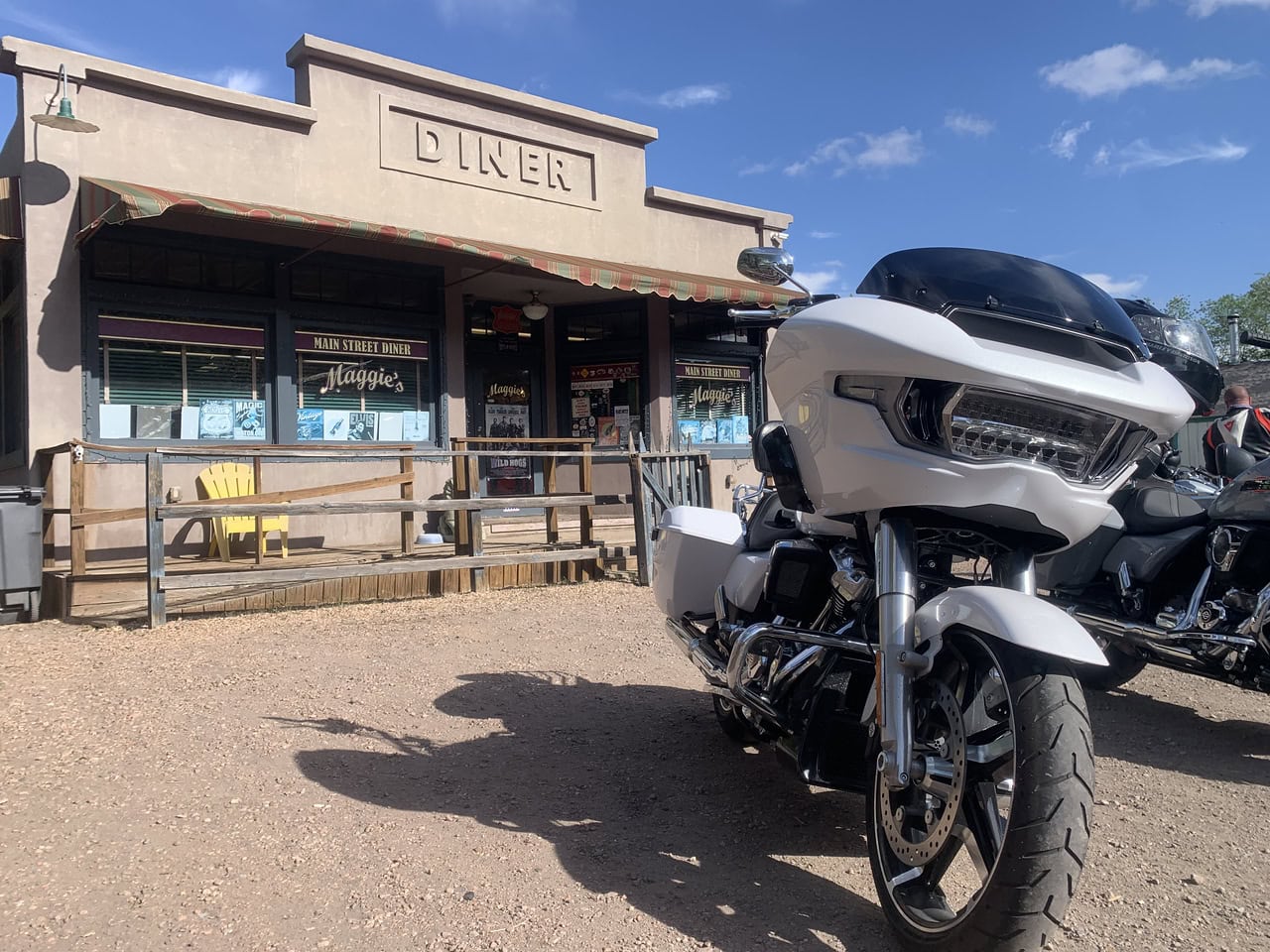 100 JAHRE ROUTE 66 – EAGLERIDER TOUR Harley-Davidson Road Glide 117 vor dem Main Street Diner in Santa Fe – EagleRider Route 66 Tour