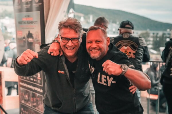 Zwei Mitarbeiter der Harley-Davidson Insurance Services