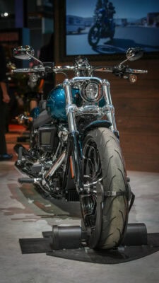 Harley-Davidson Breakout 117 Modelljahr 2026 Teal Thunder Frontansicht mit LED-Scheinwerfer