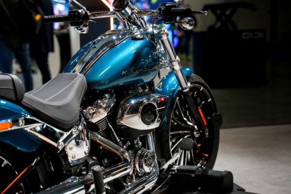 Harley-Davidson Breakout 117 Modelljahr 2026 in Teal Thunder Tankdetail mit Logo auf der EICMA Mailand