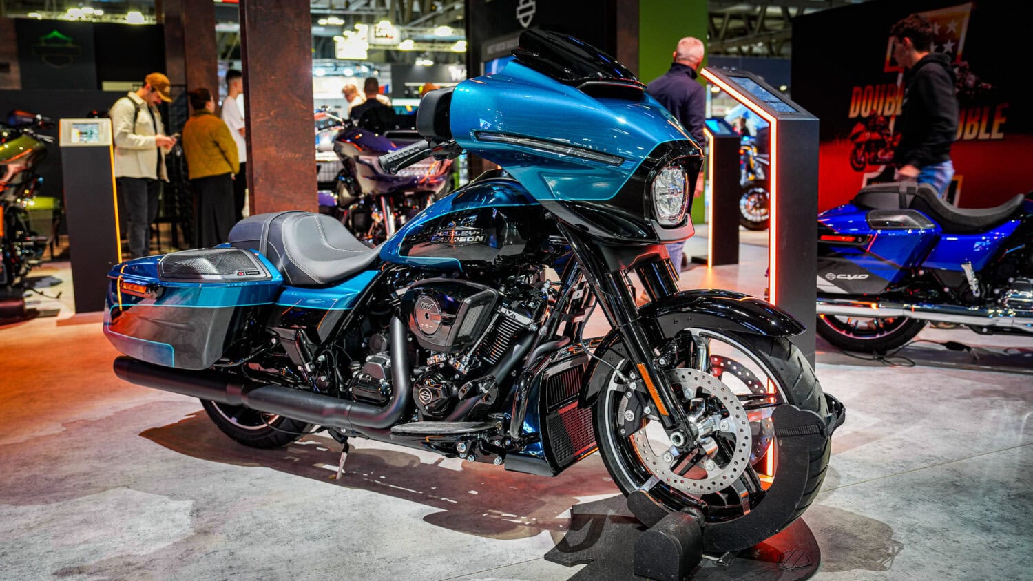 Harley-Davidson Farben 2026 auf der EICMA Street Glide 117 Custom Modelljahr 2026 in der Teal Thunder/Vivid Black Lackierung.
