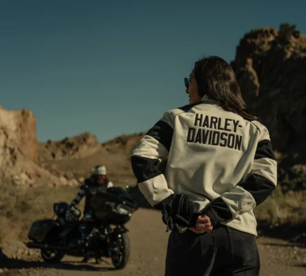 Breakout Crew Fleece Women (97198-25VW) – Lifestyleaufnahme mit Fahrerin am Motorrad (Outdoor)